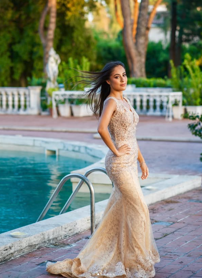 Modella in abito lungo a bordo piscina a Villa Dafne Majestic, location per eventi fashion a Roma Modella in abito lungo a bordo piscina a Villa Dafne Majestic, location per eventi fashion a Roma