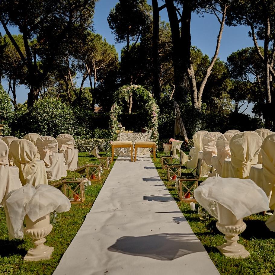 L'allestimento della cerimonia sul viale del giardino di Villa Dafne Majestic, con le sedute e l'arco