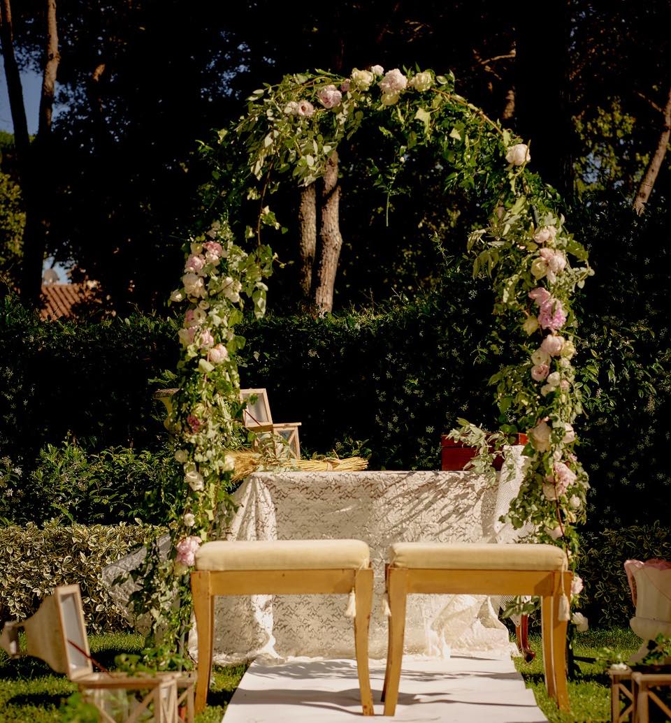 L'arco floreale per la cerimonia nei giardini di Villa Dafne Majestic