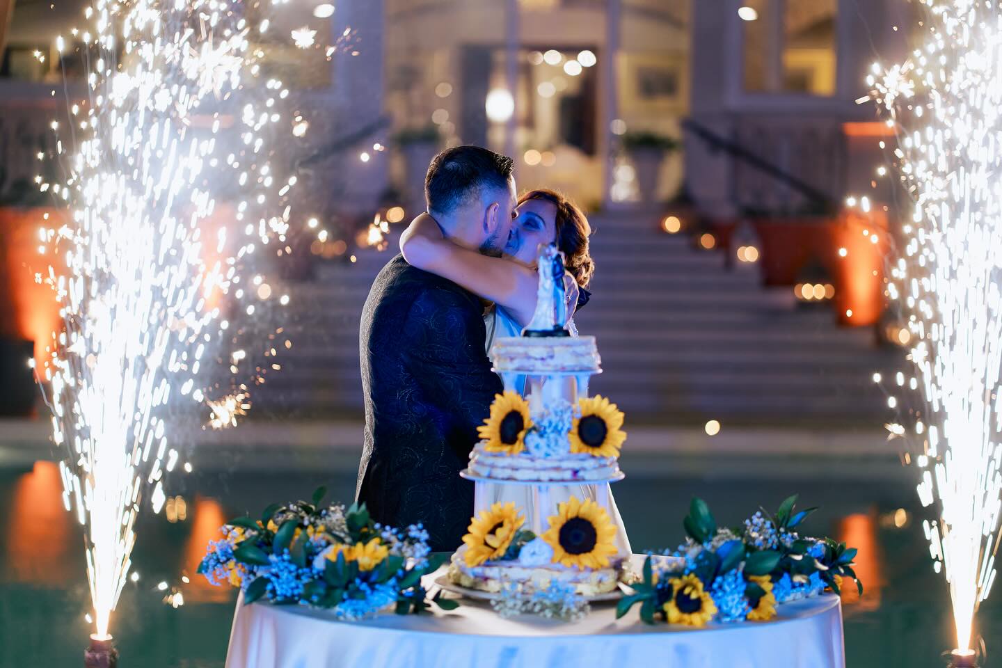 Il bacio degli sposi con la torta e le fontane luminose a Villa Dafne Majestic