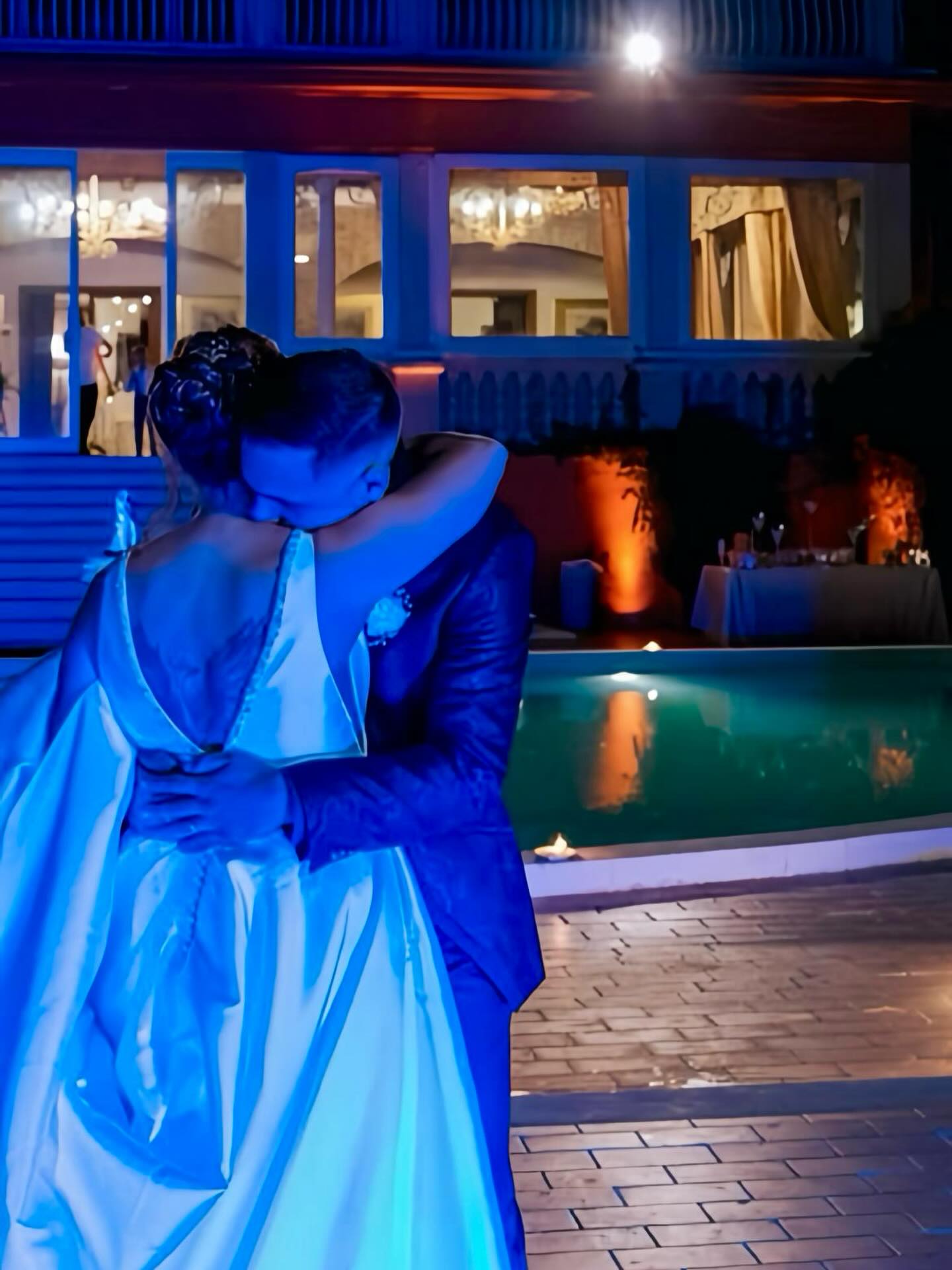 Il ballo degli sposi a bordo piscina di notte a Villa Dafne Majestic Il ballo degli sposi a bordo piscina di notte a Villa Dafne Majestic