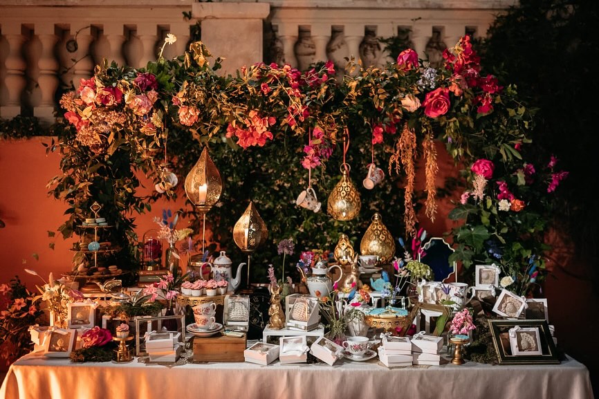 Allestimento del buffet dei dolci con fiori a Villa Dafne Majestic