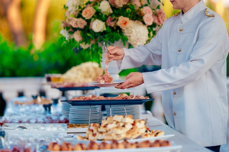Lo chef di Villa Dafne Majestic al buffet con le piccole portate della ristorazione interna Lo chef di Villa Dafne Majestic al buffet con le piccole portate della ristorazione interna