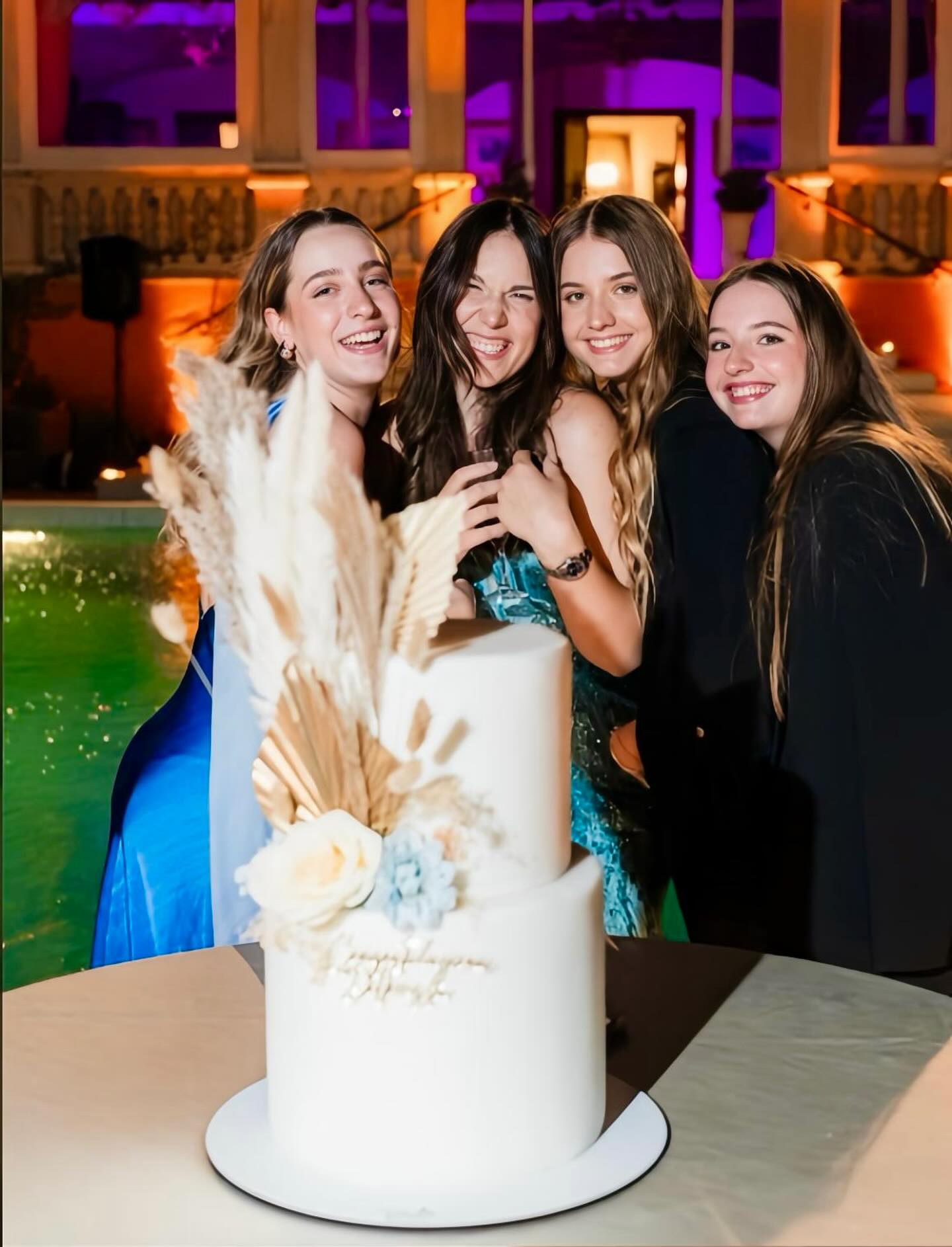 La festeggiata con le amiche e la torta a bordo piscina a Villa Dafne Majestic