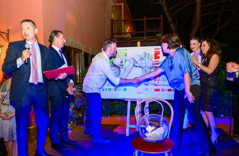 Un evento aziendale a Villa Dafne Majestic: il discorso al microfono davanti agli ospiti nel giardino Un evento aziendale a Villa Dafne Majestic: il discorso al microfono davanti agli ospiti nel giardino