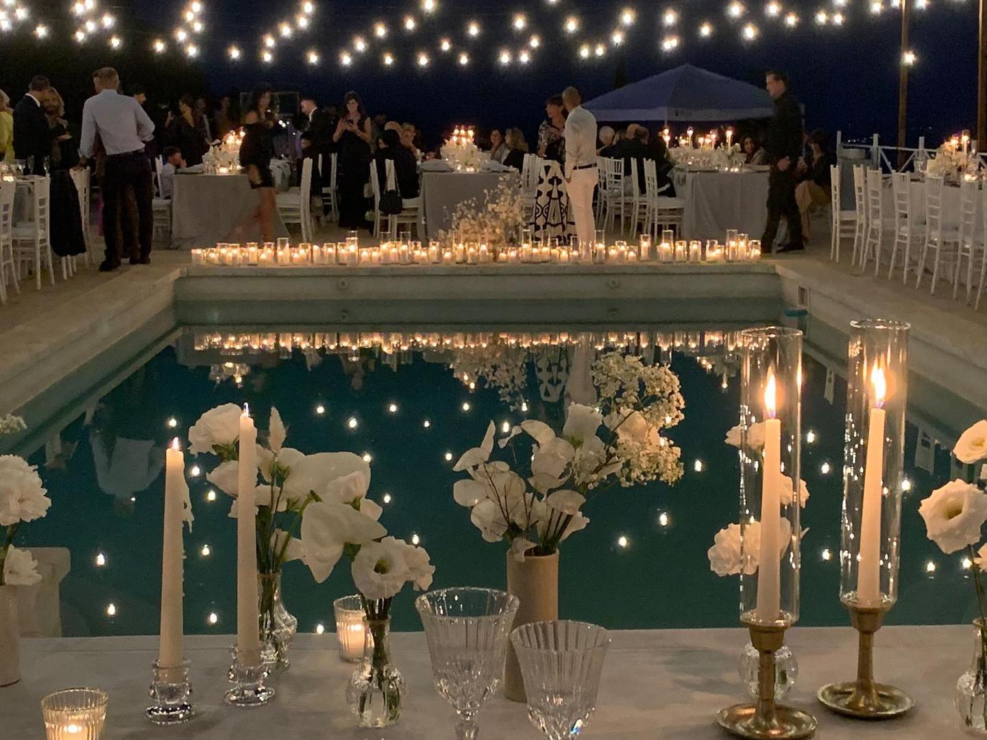 La festa notturna a Villa Dafne Majestic vista oltre la piscina illuminata La festa notturna a Villa Dafne Majestic vista oltre la piscina illuminata