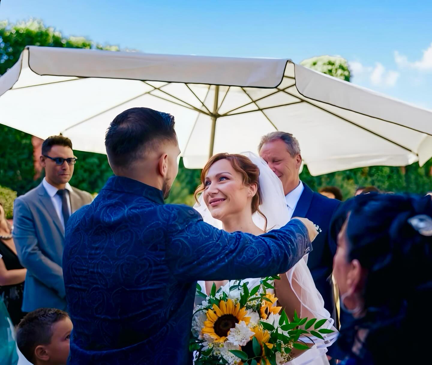 Festeggiamenti diurni con la famiglia e gli ospiti nei giardini di Villa Dafne Majestic Festeggiamenti diurni con la famiglia e gli ospiti nei giardini di Villa Dafne Majestic