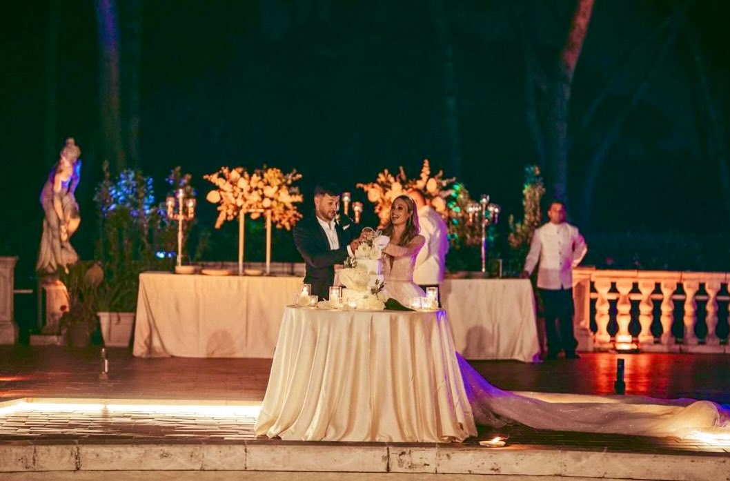 Il tavolo della torta a bordo piscina di notte a Villa Dafne Majestic