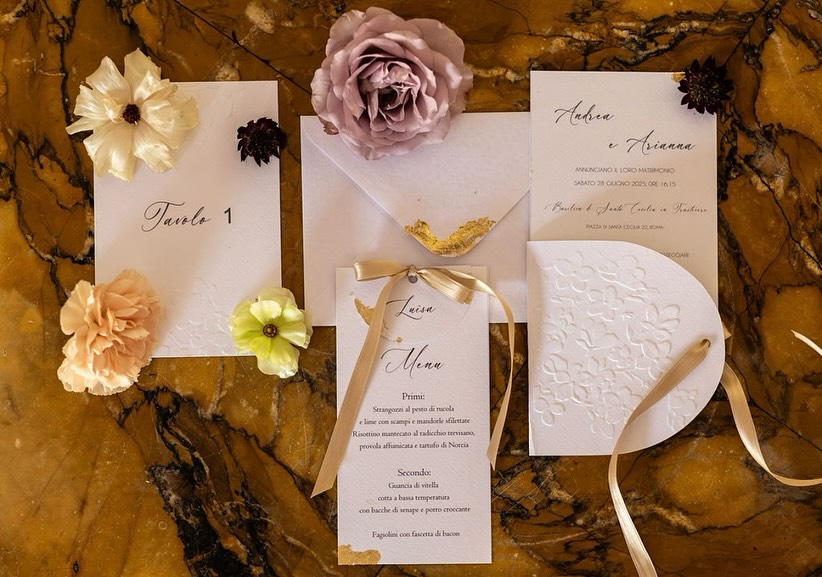 Menu e segnaposto floreale sulla tavola di Villa Dafne Majestic