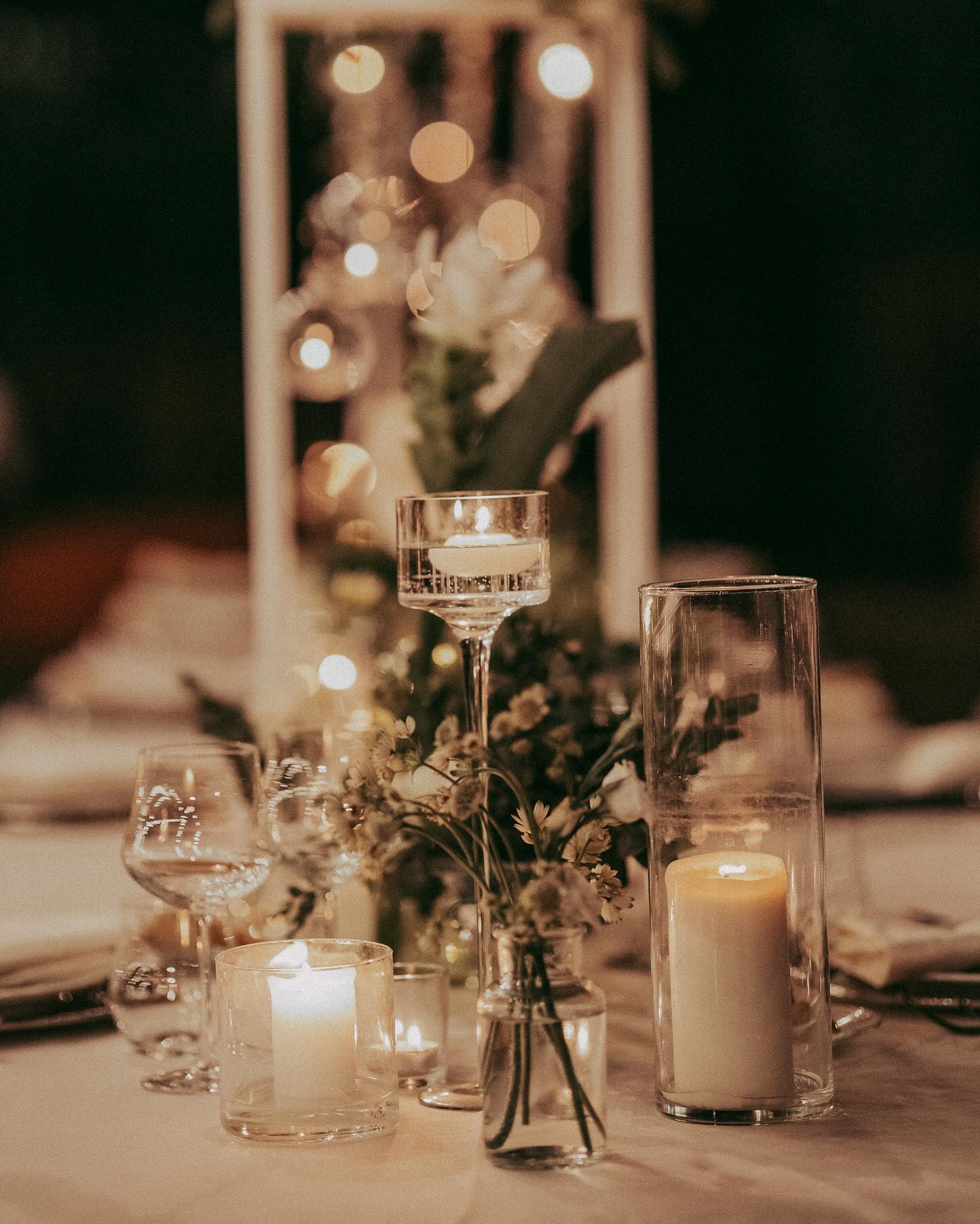 Mise en place con candelabro, fiori e calici a Villa Dafne Majestic