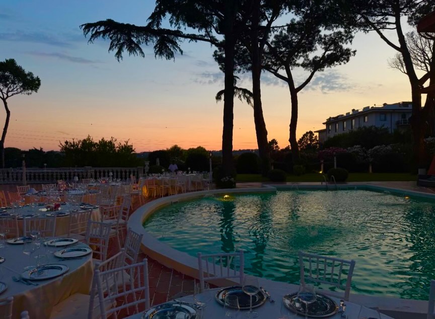 La piscina di Villa Dafne Majestic al tramonto tra i pini