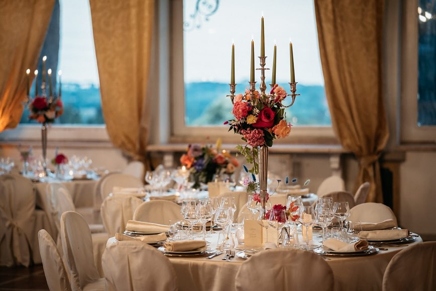 Il salone storico di Villa Dafne Majestic allestito con candelabri per una cena di gala Il salone storico di Villa Dafne Majestic allestito con candelabri per una cena di gala