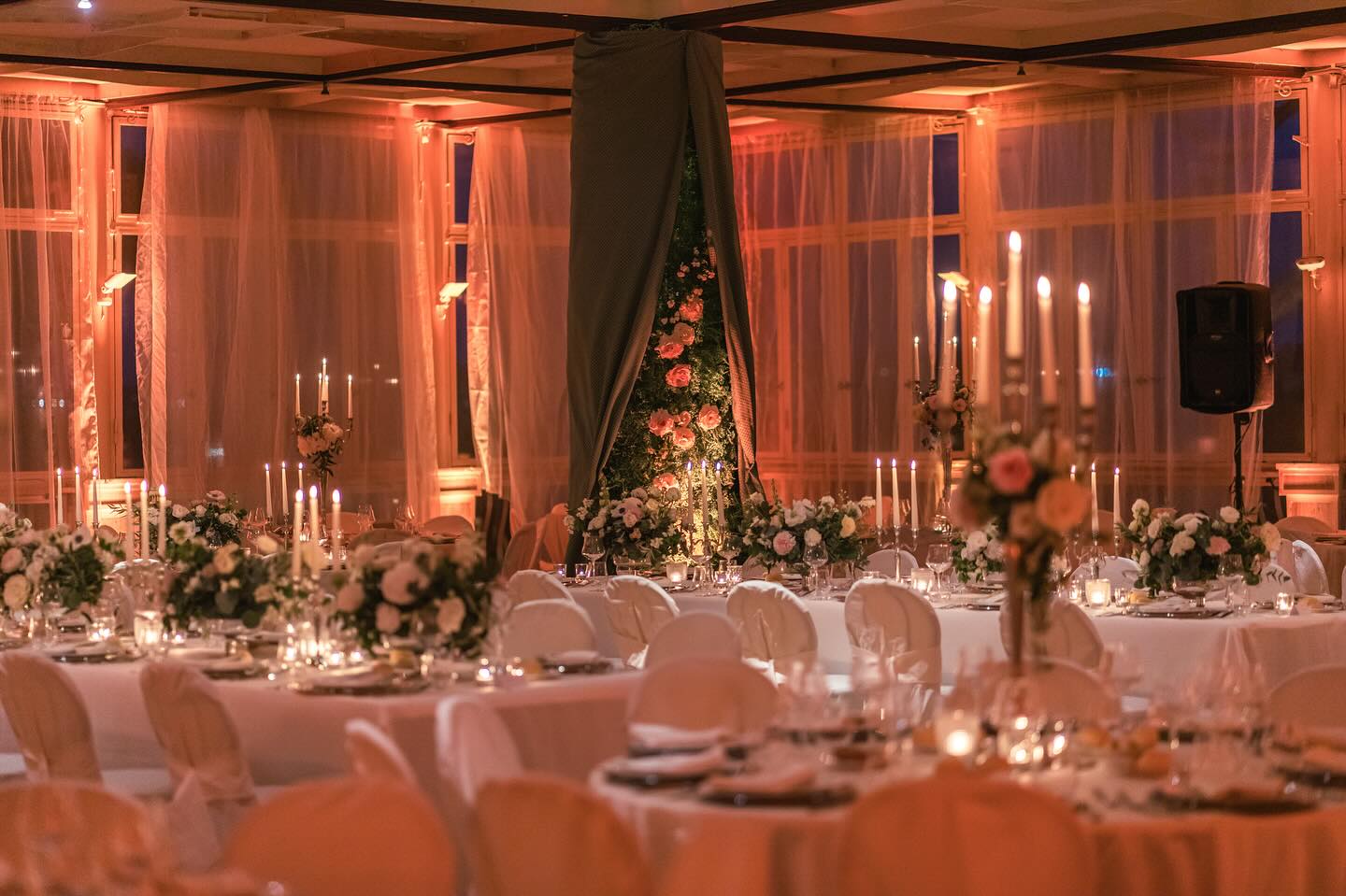 Il salone di Villa Dafne Majestic apparecchiato a lume di candela per la cena di gala Il salone di Villa Dafne Majestic apparecchiato a lume di candela per la cena di gala