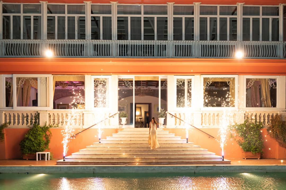 La scalinata di Villa Dafne Majestic illuminata, vista frontale