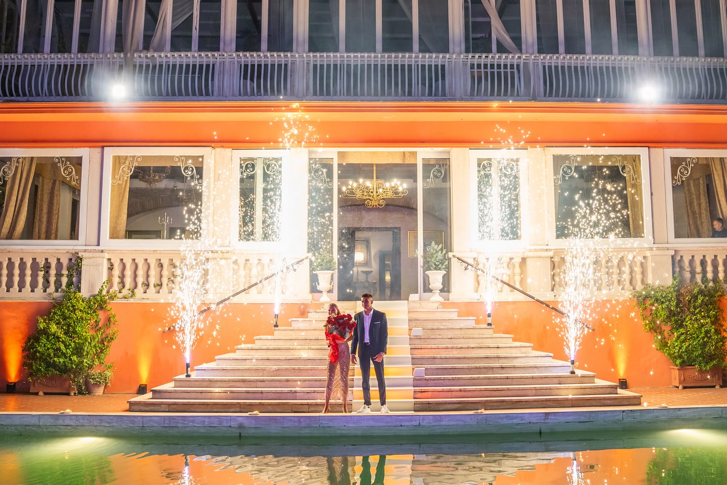 La scalinata illuminata di Villa Dafne Majestic di notte, scenografia per eventi fashion e brand experience La scalinata illuminata di Villa Dafne Majestic di notte, scenografia per eventi fashion e brand experience