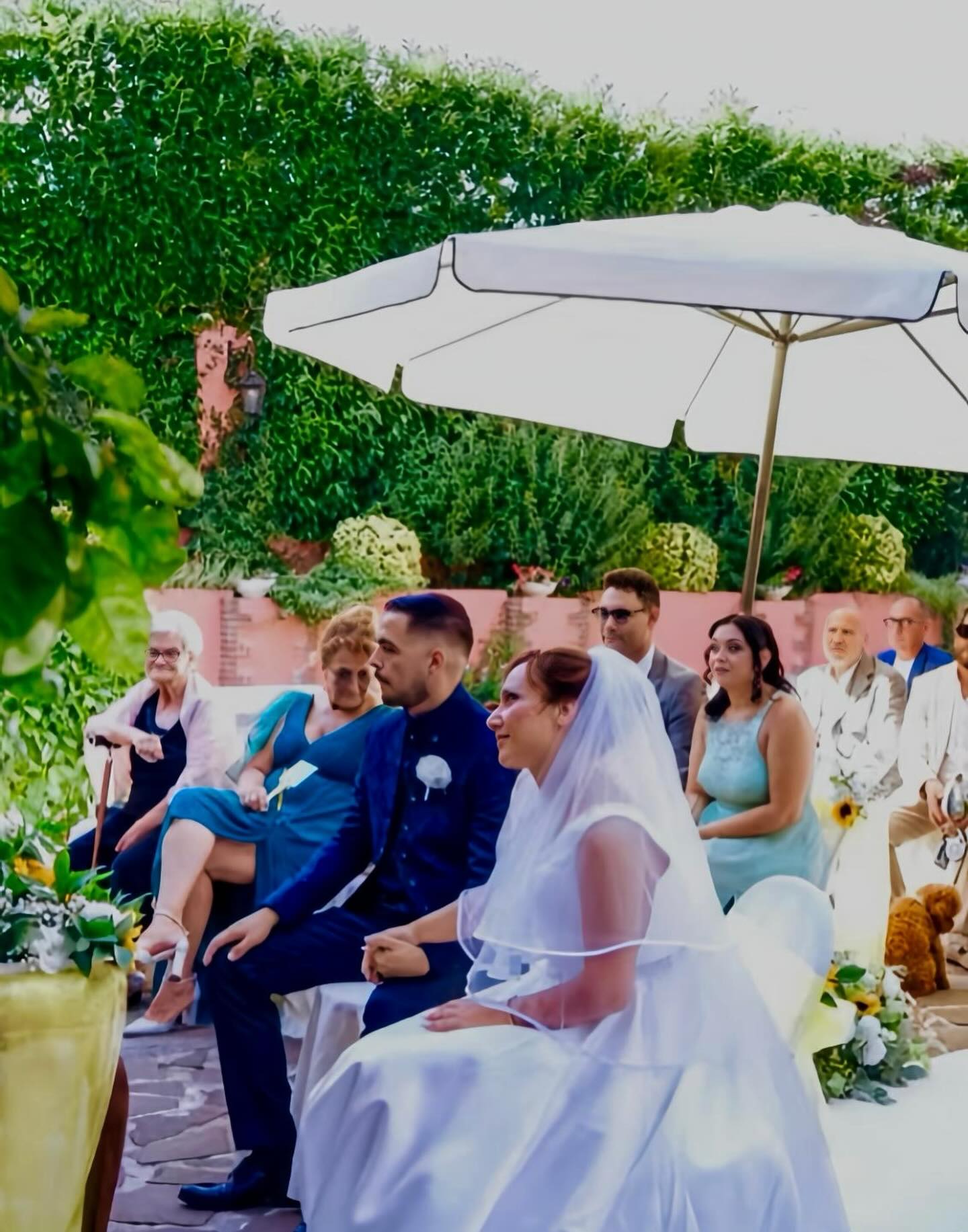 Gli sposi seduti durante la cerimonia nei giardini di Villa Dafne Majestic