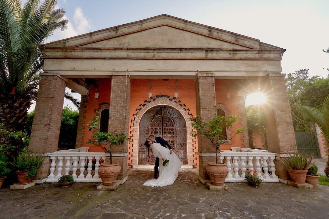 Gli sposi davanti al tempietto nel giardino di Villa Dafne Majestic Gli sposi davanti al tempietto nel giardino di Villa Dafne Majestic
