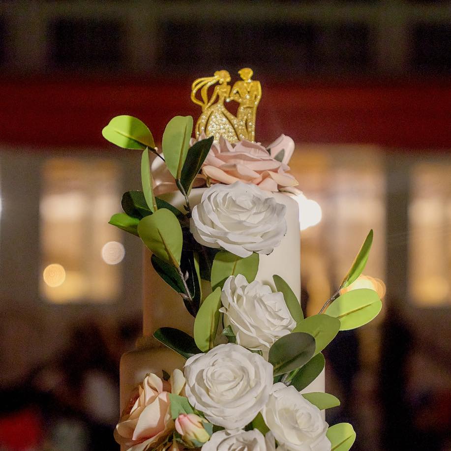 Dettaglio della torta nuziale con fiori bianchi a Villa Dafne Majestic
