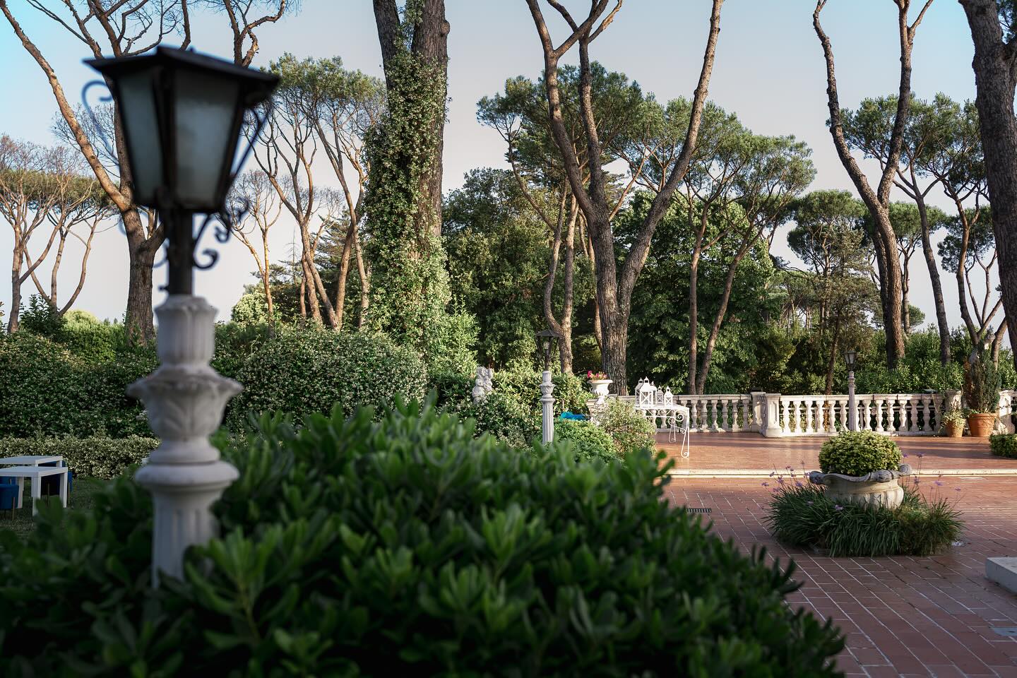 Il viale del giardino di Villa Dafne Majestic con lanterna e balaustra