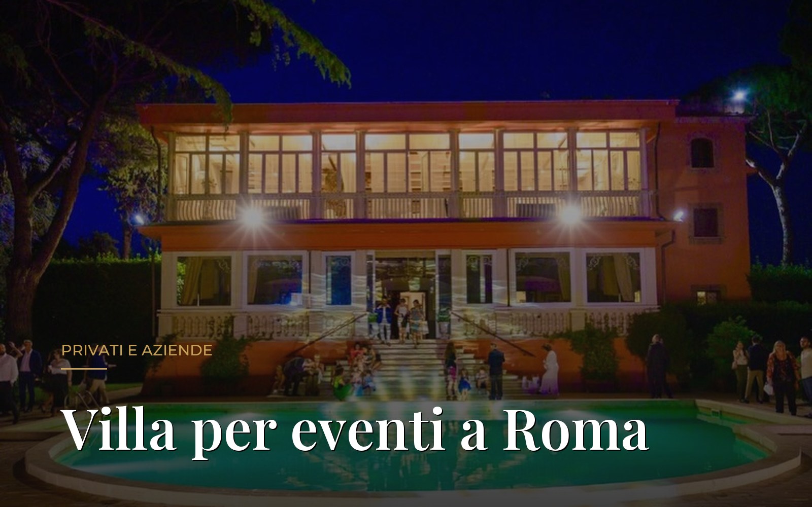 Villa per eventi a Roma: la piscina illuminata di sera a Villa Dafne Majestic